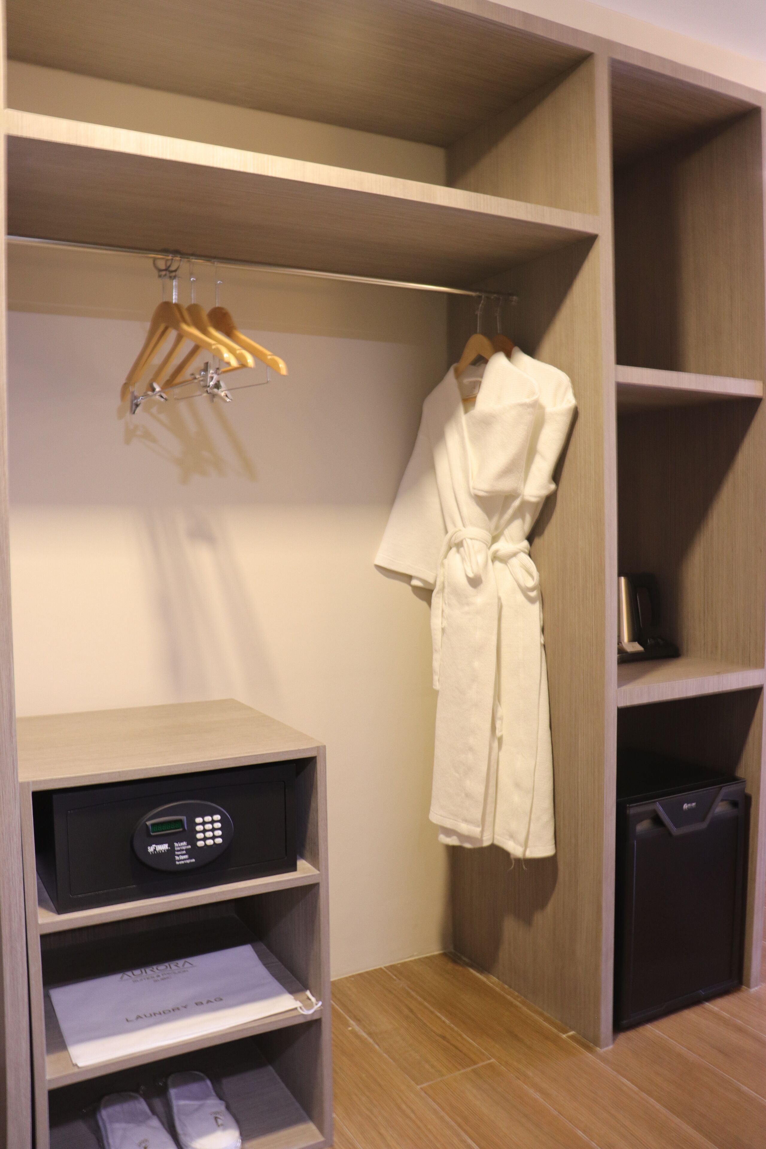 Deluxe-huone | Tallelokero huoneessa, työpöytä