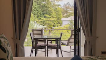 Deluxe Apartment, 1 King Bed | 1 bedroom, in-room safe, blackout drapes, iron/ironing board