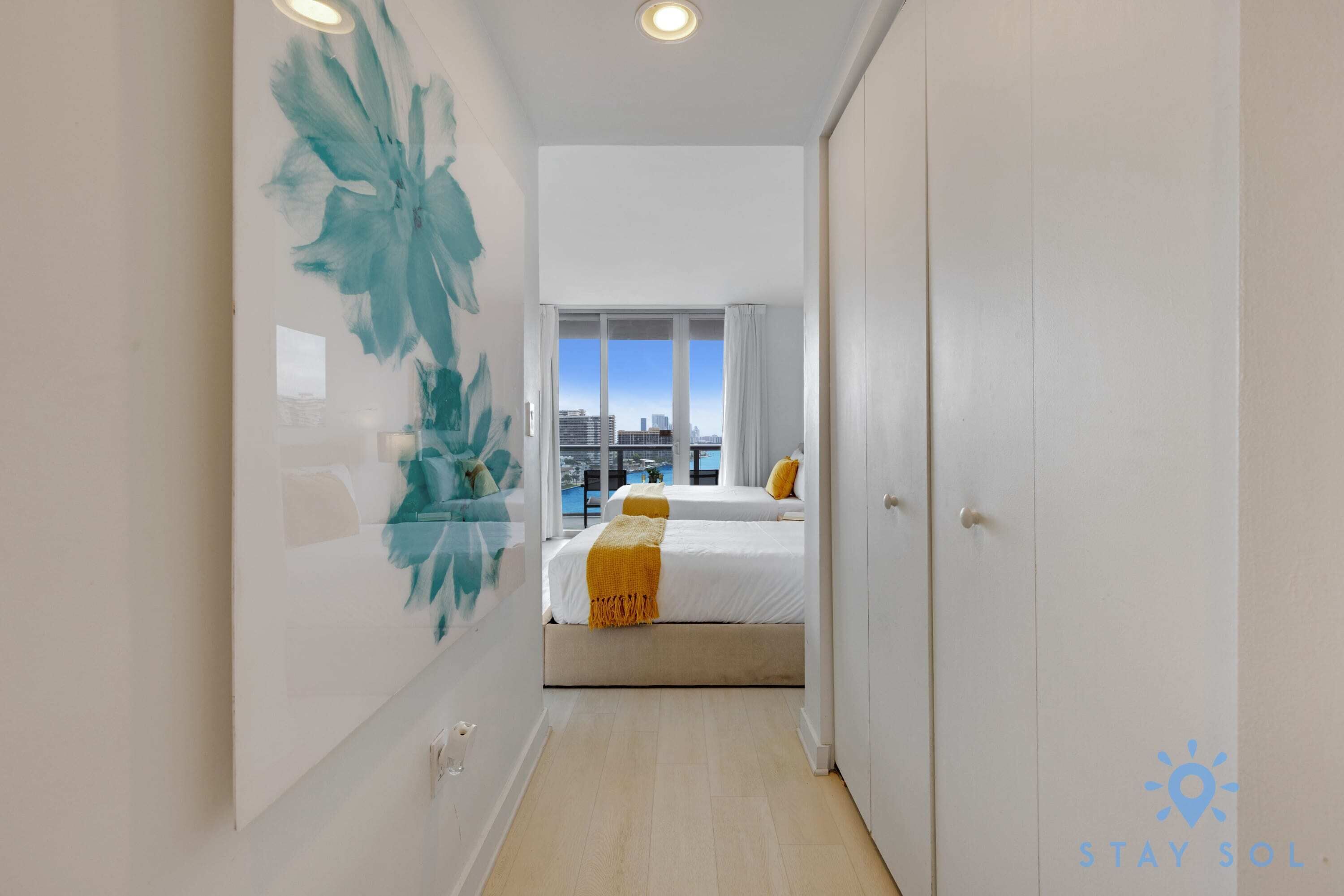 Escritorio, tabla de planchar con plancha, cuna de viaje y wifi 