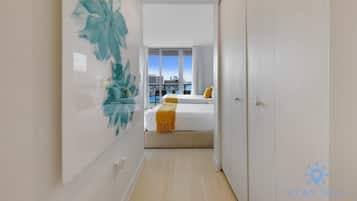 Escritorio, tabla de planchar con plancha, cuna de viaje y wifi