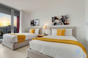 Una scrivania, ferro/asse da stiro, culla da viaggio, Wi-Fi