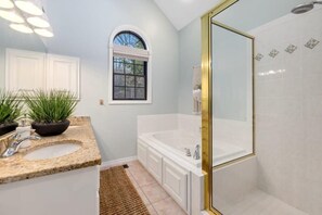 Shower, towels - Pinecrest Lake House/Direct Access to Beaver Lake (Rogers)