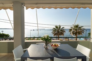 Outdoor dining - Elia Beach Deluxe Apartment (Chania)