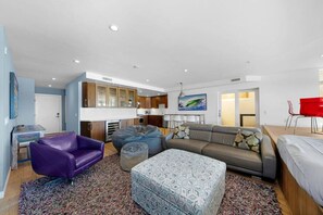 TV - La Jolla Ocean Front Escape (San Diego)