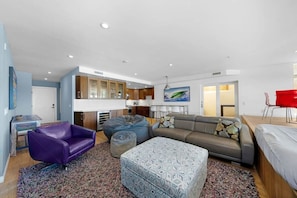 TV - La Jolla Ocean Front Escape (San Diego)