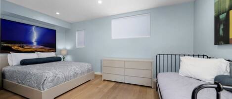 Tabla de planchar con plancha, wifi y ropa de cama