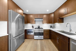 Coffee/tea maker, fridge, microwave, oven - La Jolla Ocean Front Escape (San Diego)