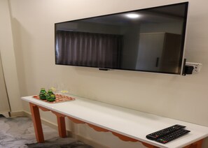 Skrivebord, lydisolert, strykejern/-brett og sengetøy