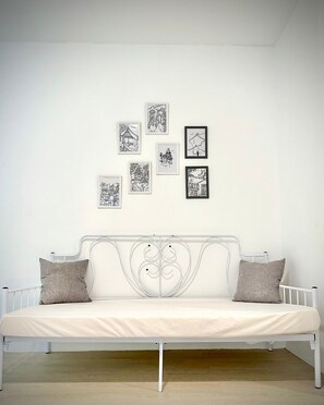 Apartamento clássico, 3 quartos, vista para a cidade | Área de estar | TV de tela plana 40 polegadas com canais digitais