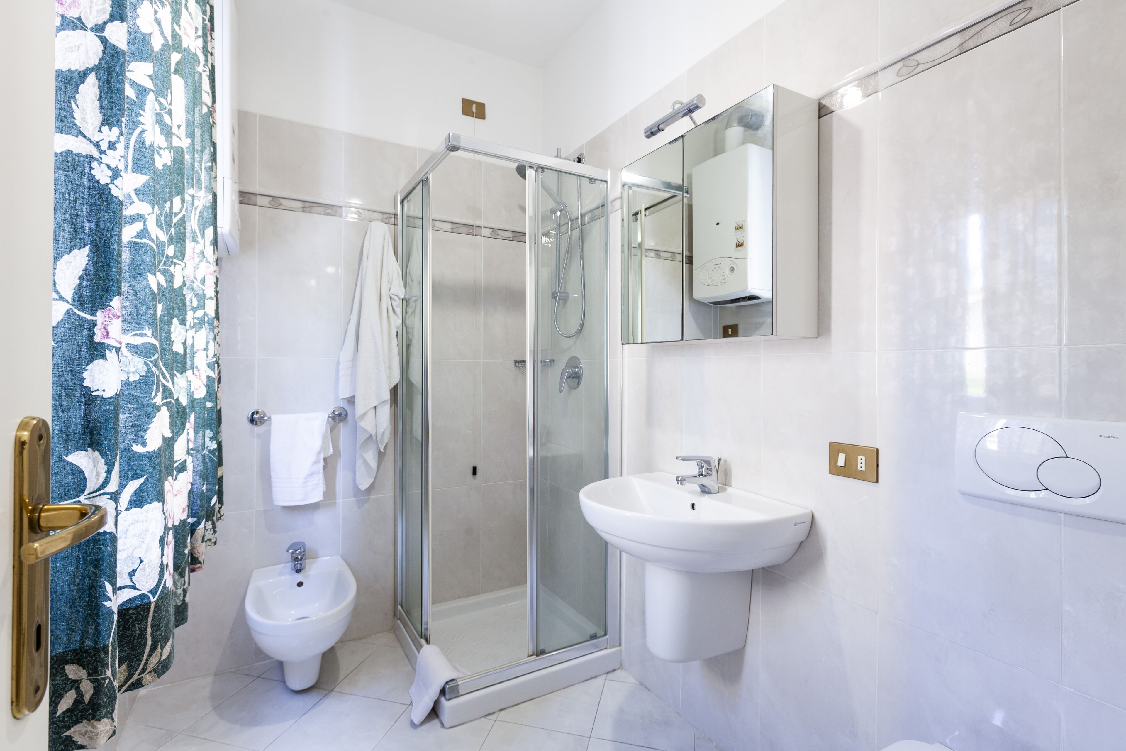 Bruser, bidet, Toiletpapir
