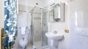 Doccia, bidet, carta igienica