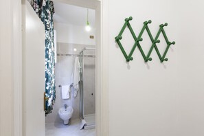 Chuveiro, bidê, papel higiênico 