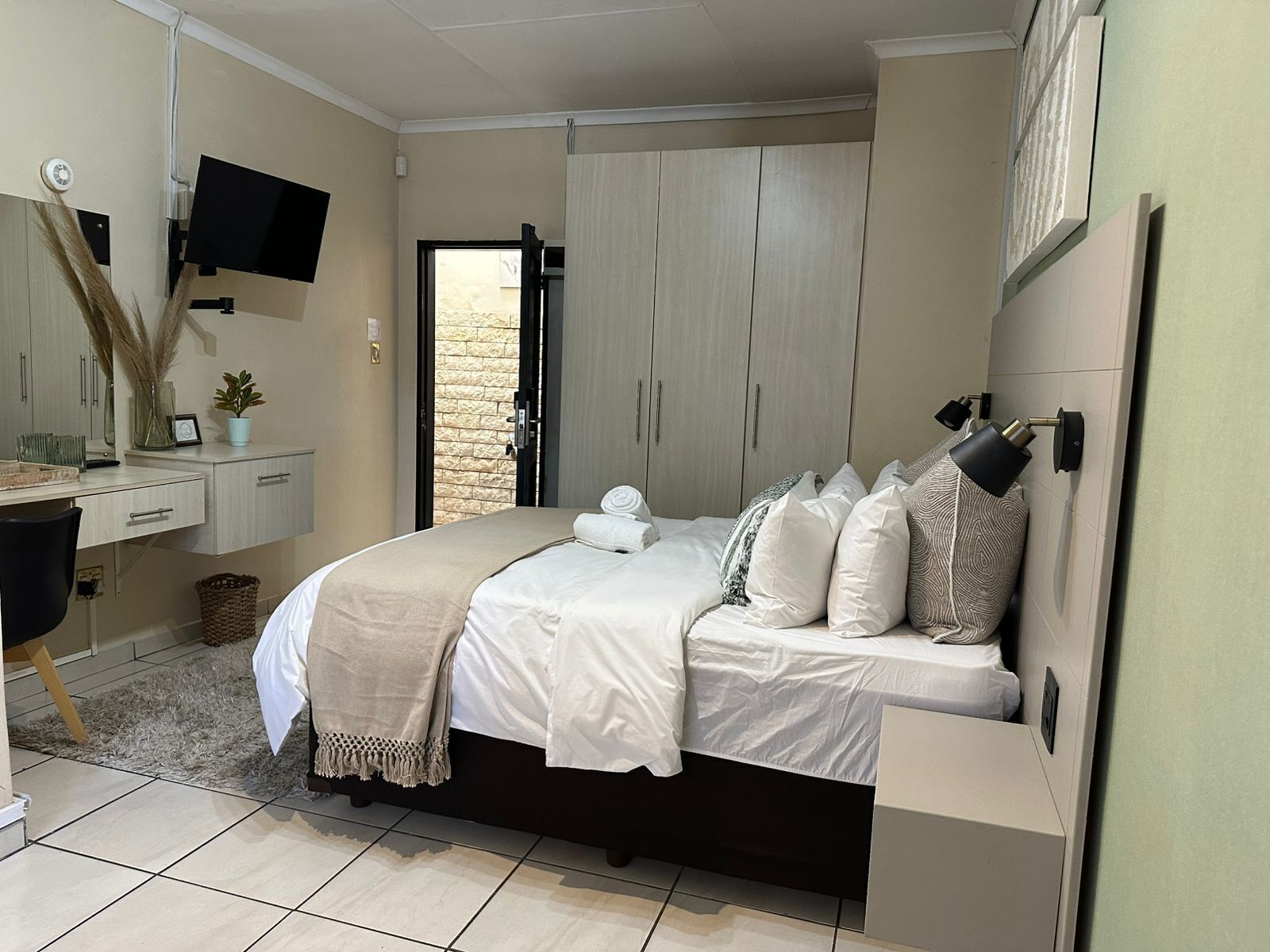 Luxury-Zimmer, 1 Queen-Bett | Allergikerbettwaren, Daunenbettdecken, Zimmersafe, individuell dekoriert