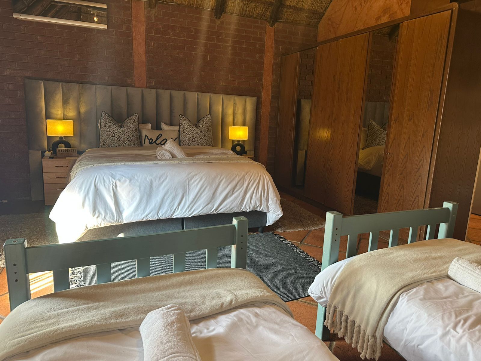 Familien-Studiosuite | Allergikerbettwaren, Daunenbettdecken, Zimmersafe, individuell dekoriert
