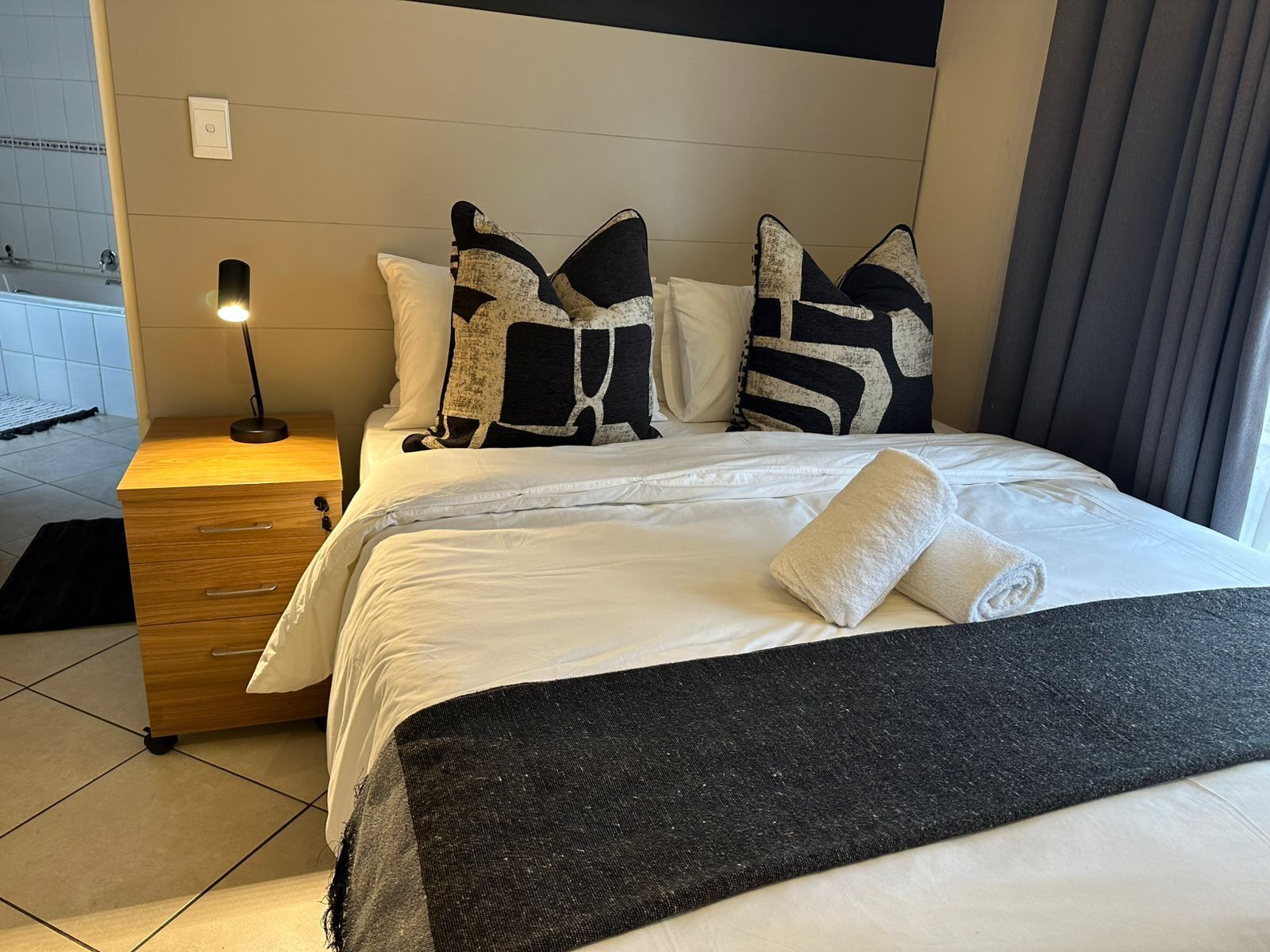Business-Zimmer | Allergikerbettwaren, Daunenbettdecken, Zimmersafe, individuell dekoriert