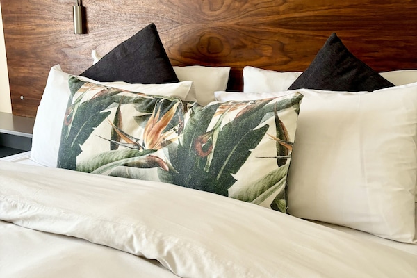 Chambre Deluxe | Literie hypoallergénique, couette en duvet d'oie