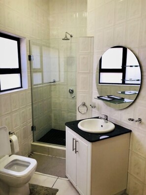 Familien-Studiosuite, 1 Schlafzimmer | Badezimmer | Haartrockner, Handtücher, Seife, Shampoo