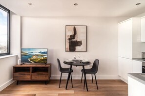 Dining - Studio Stay Zeni in Alexandra Rise Manchester (Manchester)