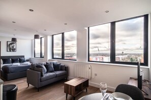 TV, offices - Studio Stay Zeni in Alexandra Rise Manchester (Manchester)