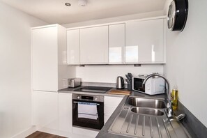 冷蔵庫、電子レンジ、オーブン、コンロ