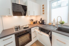 Kylskåp, ugn, spishäll och diskmaskin