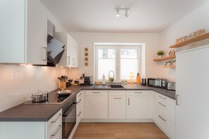 Geladeira, fogão, cooktop, lava-louças