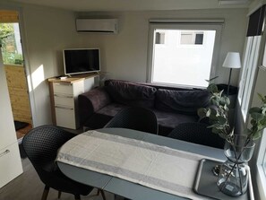 Smart-tv, bordsfotboll och ett bordtennisbord