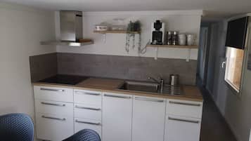 Een koelkast, een magnetron, een oven, een kookplaat