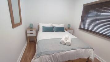 2 bedrooms, desk, iron/ironing board, travel crib