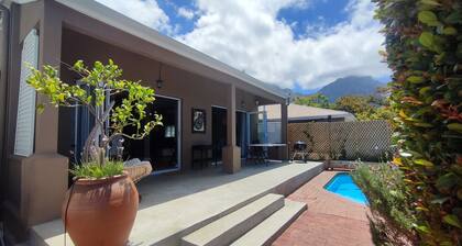 Modern family friendly home with splash pool, safe and very convenient location