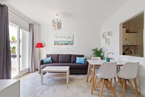 TV - Penthouse with sea view in Miraflores (Mijas)