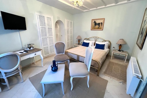 Suite Klasik | Tempat tidur Select Comfort, minibar, dan didekorasi berbeda-beda