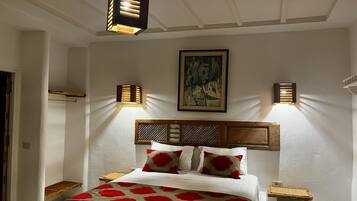 Habitación Deluxe con 1 cama doble o 2 individuales, 1 cama de matrimonio grande | 1 dormitorio, colchones Select Comfort, minibar y decoración individual