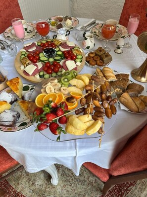 Free daily full breakfast 