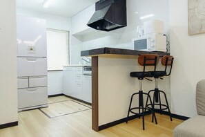 Refrigerador, microondas, utensilios de cocina y máquina de hielo 