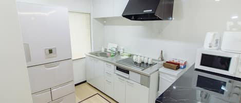 Réfrigérateur, micro-ondes, batterie de cuisine, vaisselle et ustensiles