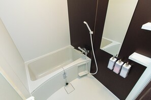 Haartrockner, Handtücher, Seife, Shampoo