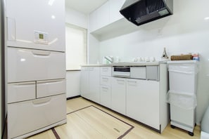 Refrigerador, microondas, utensilios de cocina, hielera