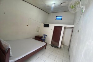 Escritorio, wifi gratis y ropa de cama 