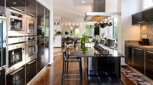 冰箱、微波炉、烤箱、炉灶