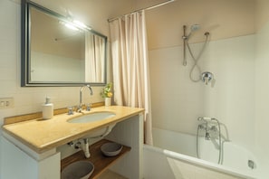 Shower, hair dryer, bidet, towels - Il Poggio alle Trese 14, Emma Villas (Città della Pieve)