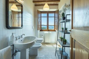 Dusche, Haartrockner, Bidet, Handtücher