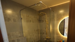 Bathroom - Nicholas Cottage (Labukele)