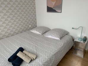 1 habitación, tabla de planchar con plancha, wifi y ropa de cama 