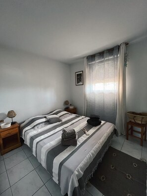 1 quarto, ferros/tábuas de passar roupa, roupa de cama