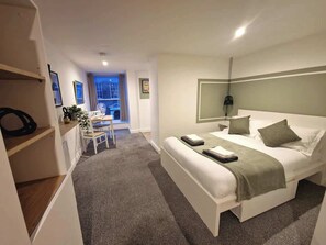 1 bedroom, iron/ironing board, WiFi - £ - City Centre - Duke Street Studio ~ 5* Location (Liverpool)