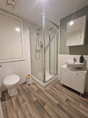 Hair dryer, towels, soap, toilet paper - £ - City Centre - Duke Street Studio ~ 5* Location (Liverpool)