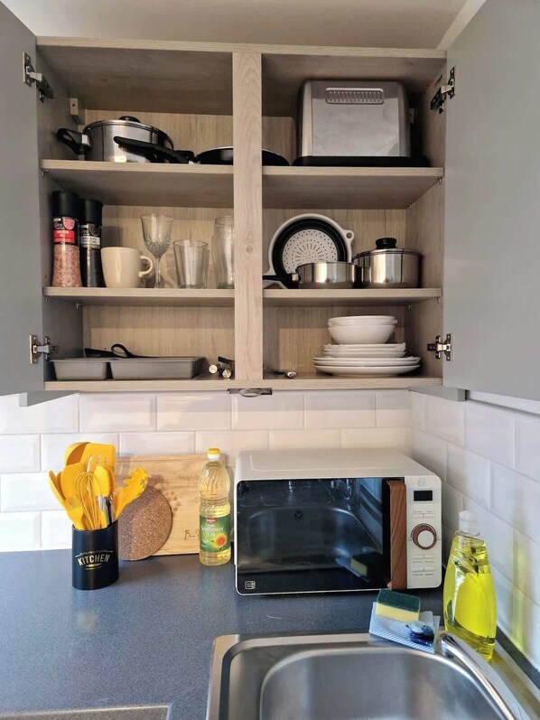 Fridge, oven, stovetop, cookware/dishes/utensils