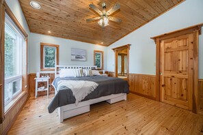 4 bedrooms, desk, iron/ironing board, free WiFi