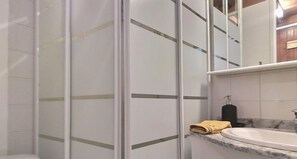 Douche, sèche-cheveux, serviettes fournies, papier toilette